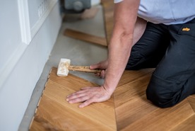 Układanie parkietu, desek, mozaiki, innych podłóg drewnianych